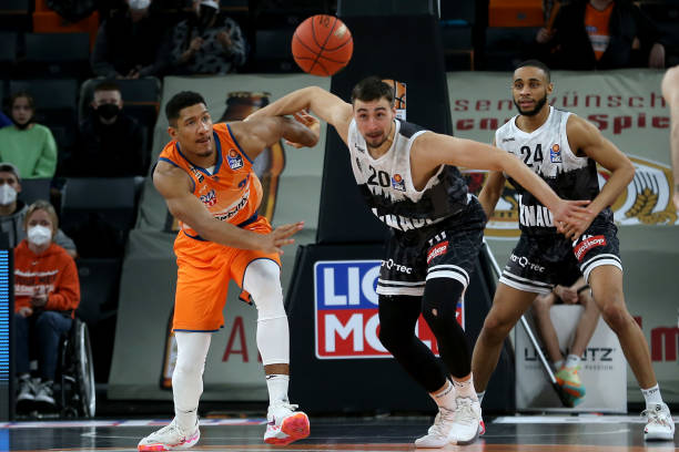 的边路突破 的边路突破